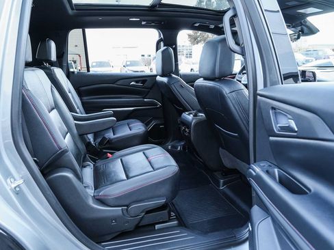 Used 2026 Chevrolet Traverse RS FWD image 35