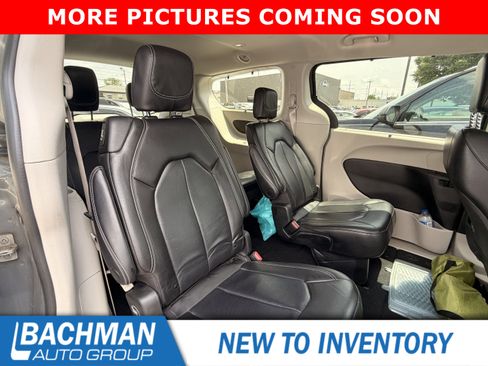 Used 2022 Chrysler Pacifica Touring-L FWD image 6