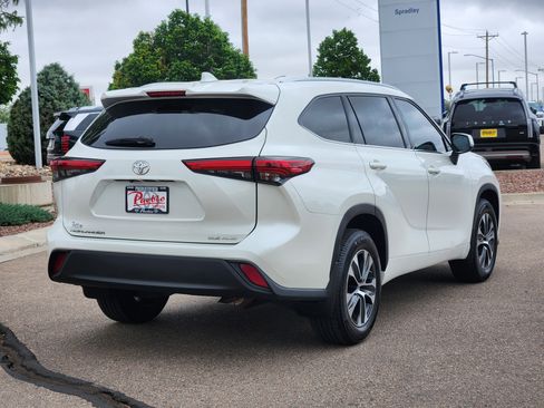 Used 2020 Toyota Highlander XLE AWD/4WD image 3