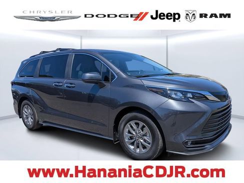 Used 2025 Toyota Sienna XLE w/ XLE Plus Package FWD image 1