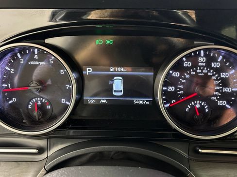Used 2023 Kia Carnival EX FWD image 35