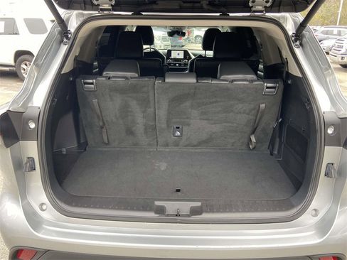 Used 2025 Toyota Highlander XLE image 9