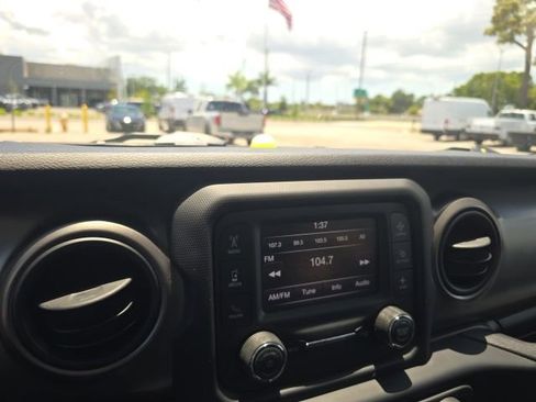 Used 2020 Jeep Gladiator Sport w/ Quick Order Package 24S AWD/4WD image 12