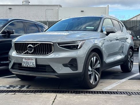 Used 2025 Volvo XC40 B5 Ultra AWD/4WD image 2