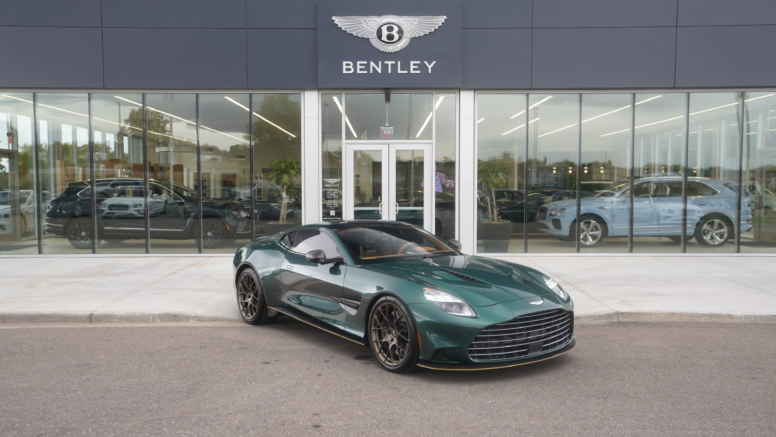 Used 2025 Aston Martin Vanquish RWD image 20