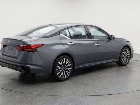 Used 2025 Nissan Altima 2.5 SV FWD image 9