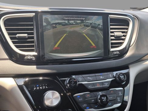 Used 2024 Chrysler Pacifica Touring-L FWD image 12