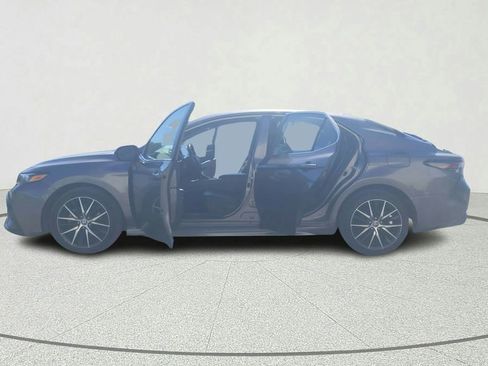 Used 2022 Toyota Camry SE FWD image 11