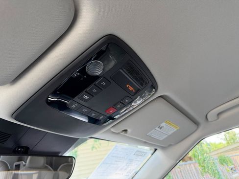 Used 2025 Kia Carnival EX FWD image 15