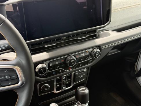 Used 2024 Jeep Wrangler Unlimited Sahara AWD/4WD image 17