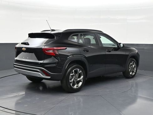 Used 2026 Chevrolet Trax LT FWD image 5