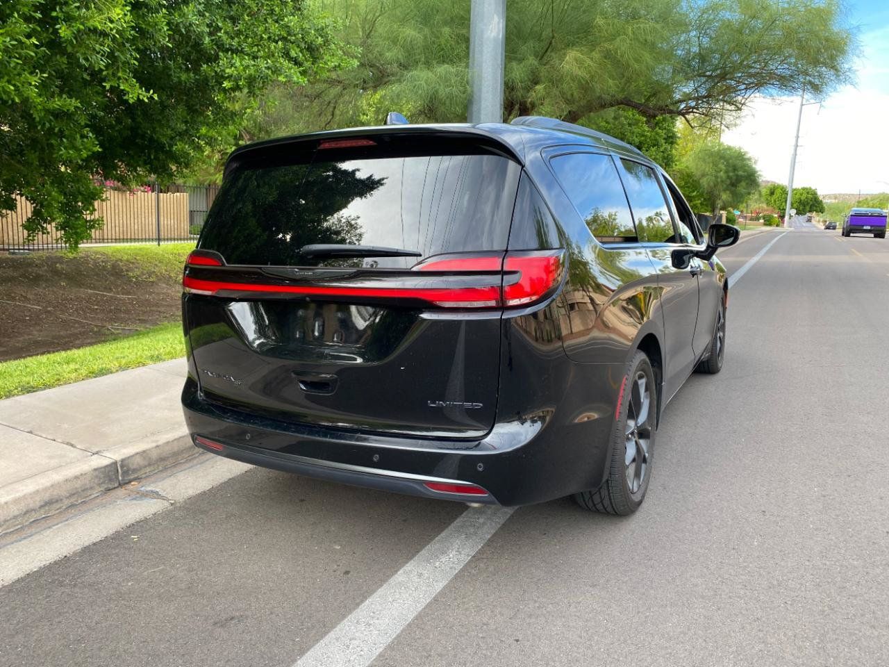 Used 2025 Chrysler Pacifica Limited FWD image 8