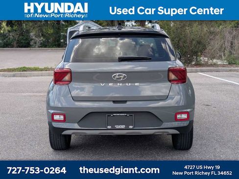 Certified 2022 Hyundai Venue Limited w/ Cargo Package FWD image 4