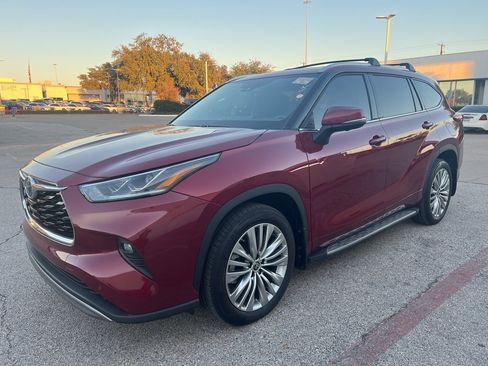 Used 2025 Toyota Highlander Platinum image 1