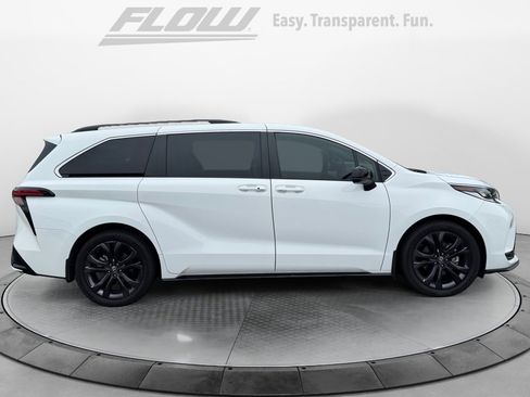 Used 2024 Toyota Sienna XSE w/ XSE Plus Package FWD image 8