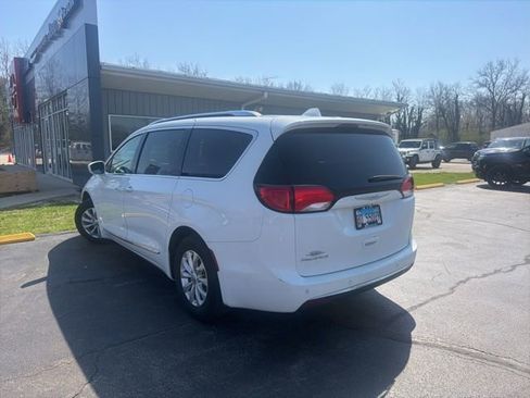 Used 2018 Chrysler Pacifica Touring-L image 3