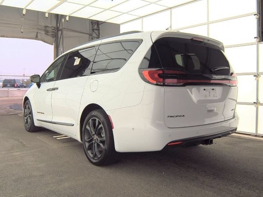 Used 2024 Chrysler Pacifica Touring-L w/ Uconnect Theater Family Group AWD/4WD image 4