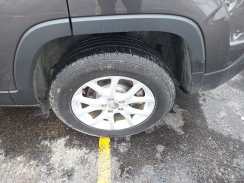 Used 2018 Jeep Cherokee Latitude w/ Comfort & Convenience Group image 35