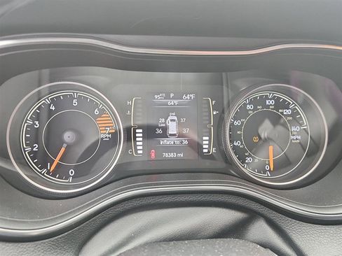 Used 2019 Jeep Cherokee Latitude Plus w/ Cold Weather Group AWD/4WD image 5