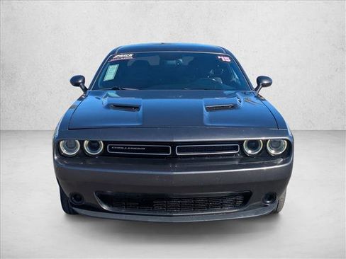 Used 2015 Dodge Challenger SXT image 2
