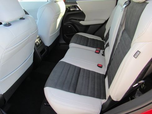 New 2025 Mitsubishi Outlander SE image 8