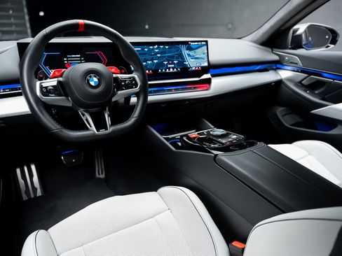 Used 2025 BMW M5 w/ Carbon Package image 2