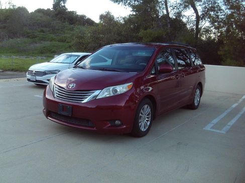 Used 2012 Toyota Sienna XLE image 11