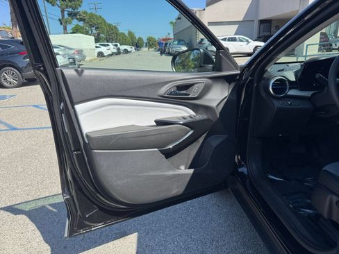 Used 2025 Chevrolet Trax LT FWD image 15