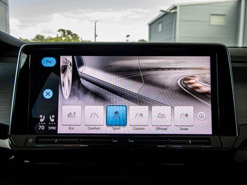 Used 2024 Volkswagen Atlas Cross Sport SE w/ Panoramic Sunroof Package image 45