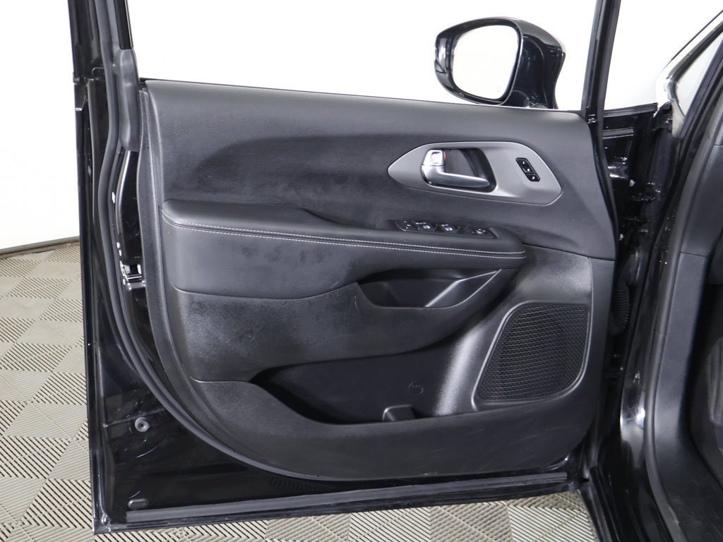 Used 2025 Chrysler Pacifica Select FWD image 24