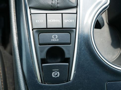 Used 2018 Toyota Camry XLE FWD image 32