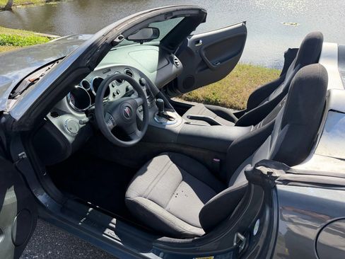 Used 2009 Pontiac Solstice Convertible w/ Preferred Package image 10