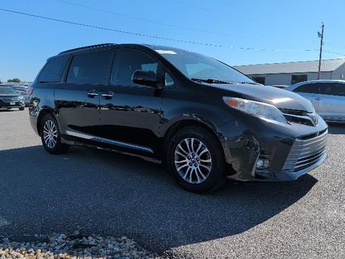 Used 2019 Toyota Sienna XLE w/ XLE Navigation Package FWD image 2