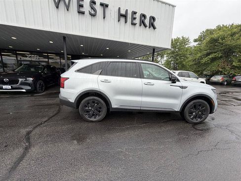 Used 2021 Kia Sorento S w/ Panoramic Sunroof Package AWD/4WD image 9