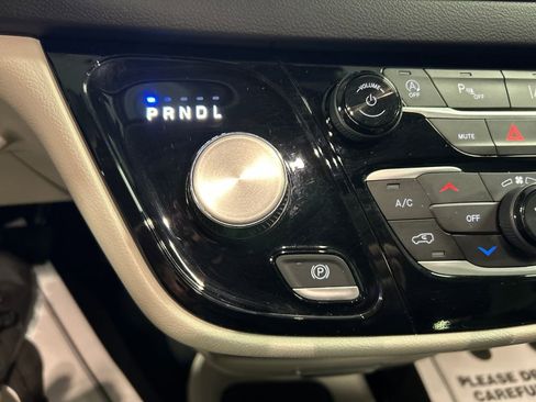 Used 2024 Chrysler Pacifica Touring-L image 20