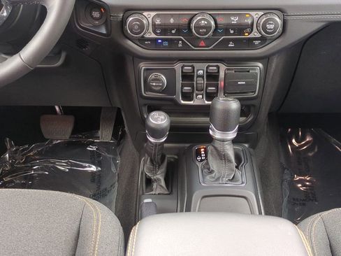 Used 2025 Jeep Wrangler Unlimited Sahara AWD/4WD image 20