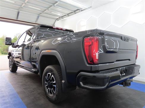Used 2023 GMC Sierra 2500 Denali w/ Denali Black Diamond Edition AWD/4WD image 10