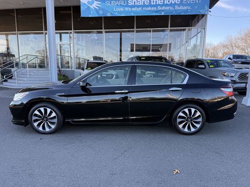 Used 2017 Honda Accord Touring image 2