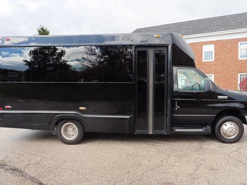 Used 2011 Ford E-450 and Econoline 450 Super Duty w/ Shuttle Bus Prep Pkg image 28