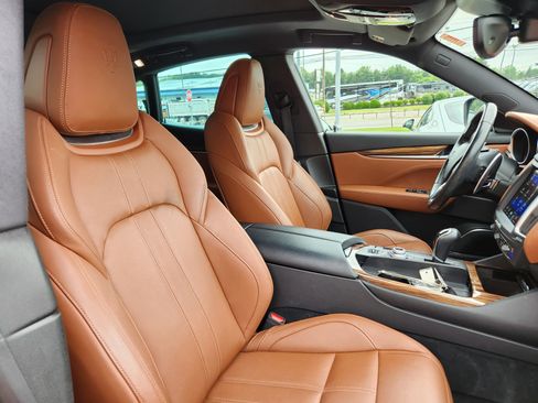 Used 2018 Maserati Levante GranSport AWD/4WD image 16