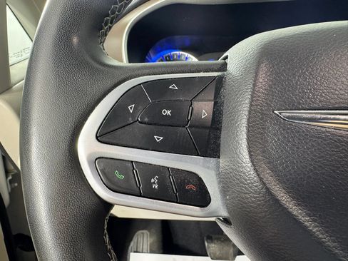 Used 2022 Chrysler Voyager LX FWD image 15