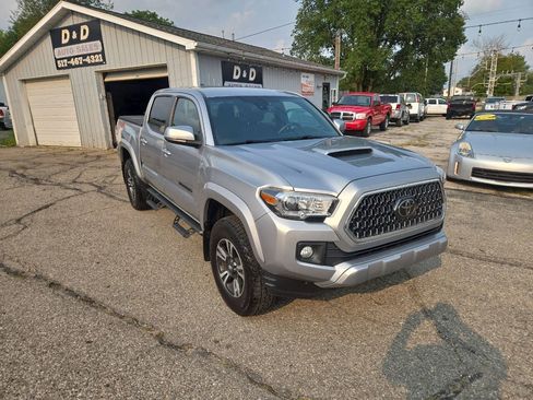Used 2019 Toyota Tacoma TRD Sport AWD/4WD image 2