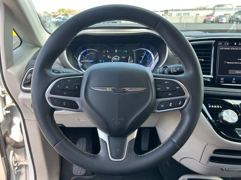 Used 2023 Chrysler Pacifica Touring-L FWD image 21
