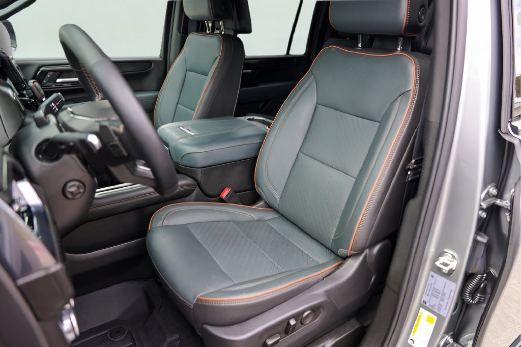 Used 2025 GMC Yukon XL AT4 w/ AT4 Premium Plus Package AWD/4WD image 7