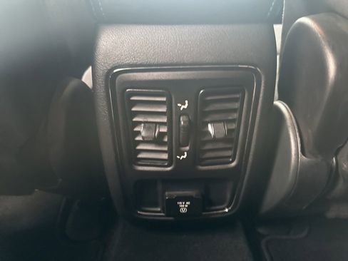 Used 2019 Jeep Grand Cherokee Laredo image 14