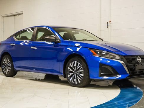 Used 2025 Nissan Altima 2.5 SV AWD/4WD image 5