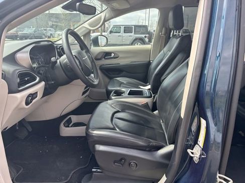 Used 2023 Chrysler Pacifica Touring-L image 21
