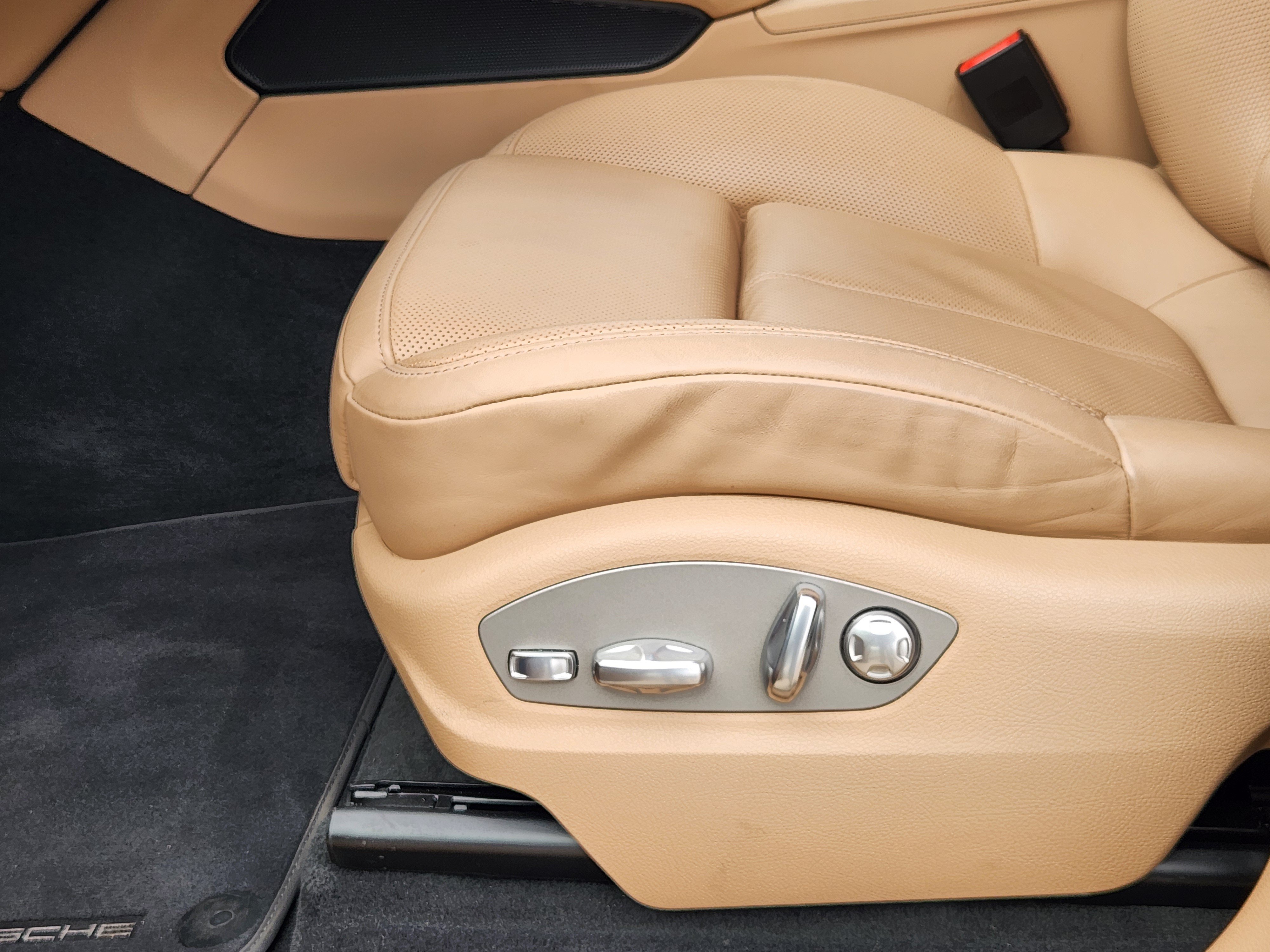 Certified 2026 Porsche Macan AWD/4WD image 25
