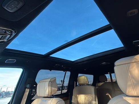 Used 2023 Jeep Grand Wagoneer Series III image 12