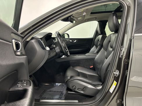 Used 2019 Volvo XC60 T5 Momentum w/ Multimedia Package AWD/4WD image 4
